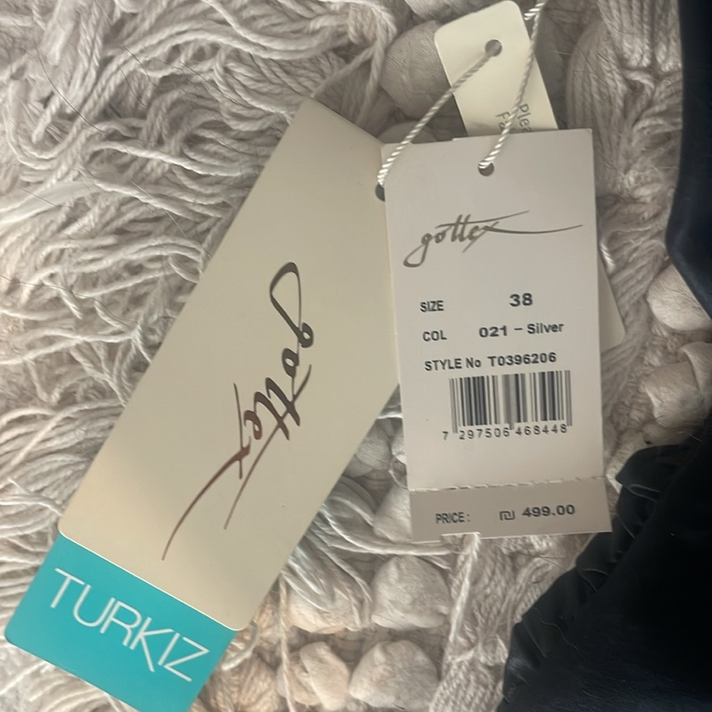 NWT never worn - Picture 3 of 3